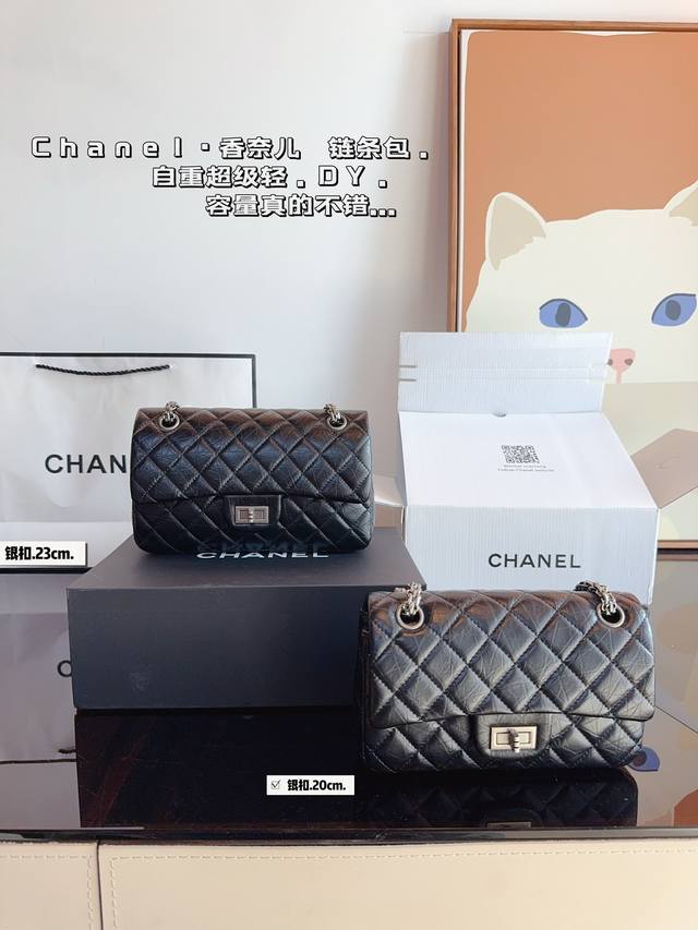 配礼盒. 香奈儿 新款cf 链条包. 容量满足日常需求 美貌与实用并存。 精致小女人的小可爱或者优雅lady风都可以 Hold住哦尺寸：23*7*14 20*6
