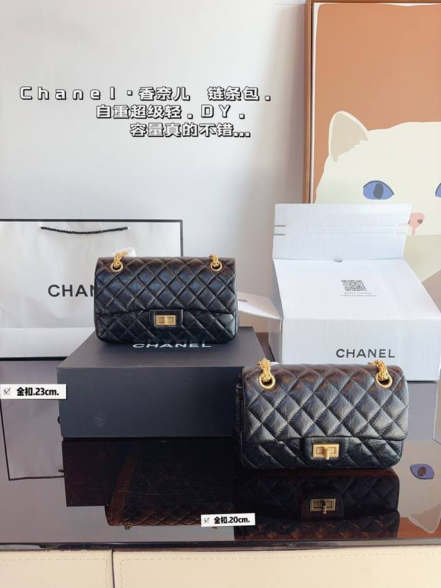 配礼盒. 香奈儿 新款cf 链条包. 容量满足日常需求 美貌与实用并存。 精致小女人的小可爱或者优雅lady风都可以 Hold住哦尺寸：23*7*14 20*6