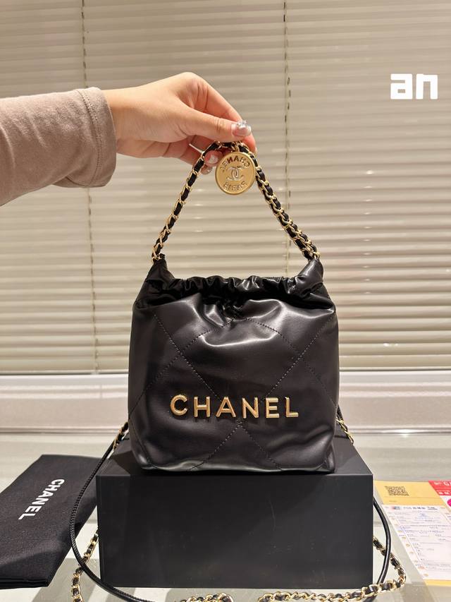 新款 22Bag 这款是时代的眼泪了吗？ #香奈儿包包size: 20*20Cm 小香家 Chanel 迷你22Bag 缩小版22Bag 品得格外的俏皮可爱，依