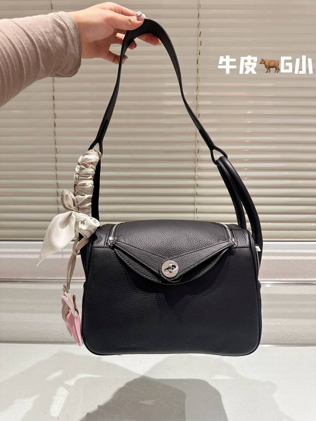 顶级原单 头层皮 H家lindy！！当我们想到hermès时，我们会想到经典的三巨头：伯金、凯利和康斯坦斯。但围绕着传奇h三巨头的排他性光环有可能让我们看不到其