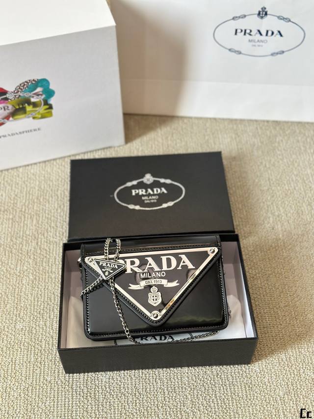 牛皮版本 三角形徽标最初装点于mario Prada设计的旅行箱，此后藉由不同风格焕新重释，激发新颖的几何形状，承载概念化的内涵，每一系列皆有新意。这款简约的单