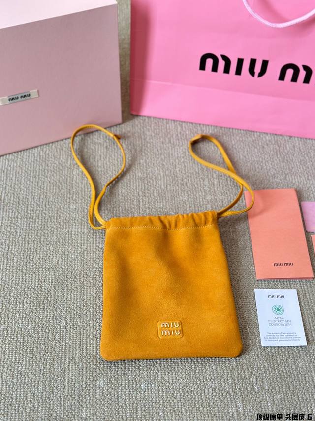 头层牛皮 Miumiu新款 Hobo小福袋 今年的风刮的太猛了 老多爆款了！ 这款的版型太受欢迎！ #Miumiu 这一季不管是单肩包 #Miumiu包 还是托