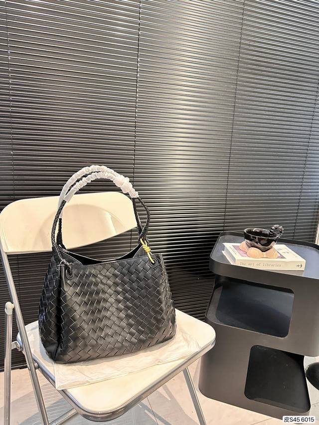 高级感真皮bv水桶包 这款真皮百搭编织菜篮子包 高级感手提降落伞包大容量单肩手提水桶包，绝对满足你的需求 高级感十足，无论是日常出街还是重要场合，都能让你成为焦