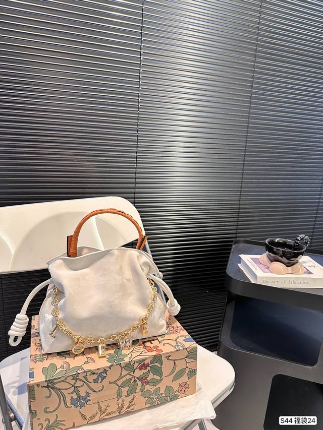 配折叠盒子 纯皮罗意威福袋手提包loewe Anagram 原列新品包包分享 被种草的loewe 系列, 简单大方,超适合日常,容量太可了,包身挺括、质感满满~ 配折叠盒子 纯皮罗意威福袋手提包loewe Anagram 原列新品包包分享 被种草的loewe 系列, 简单大方,超适合日常,容量太可了,包身挺括、质感满满~