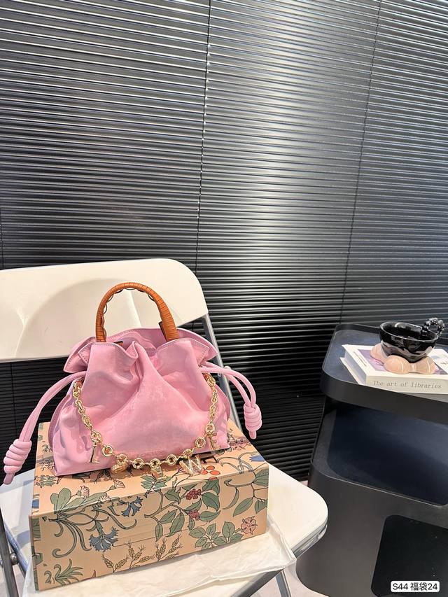 配折叠盒子 纯皮罗意威福袋手提包loewe Anagram 原列新品包包分享 被种草的loewe 系列， 简单大方，超适合日常，容量太可了，包身挺括、质感满满~