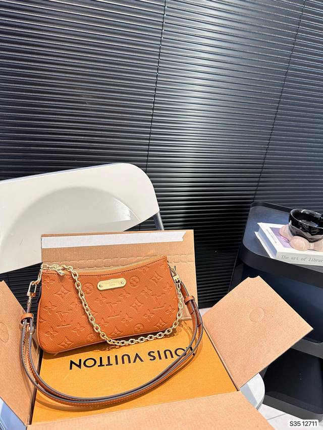 配飞机盒折叠盒子 Lv 四月新款 压花liv Pochette双拉链lv 是真好搭配，上身更是美滋滋 2条肩带 能搭配出3种感觉腋下、手拿、斜跨肿么摆弄它都能出