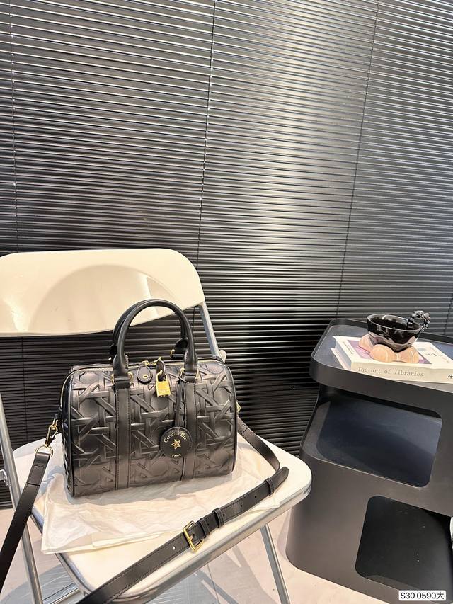 大号 配盒子 迪奥枕头 这么好看的牛仔包，钢铁直女都得心动吧牛仔色是时尚界鼻祖，时尚达人的心头好枕头包大家都知道 能装，耐造~ 最近最火热度最高的一定是dior