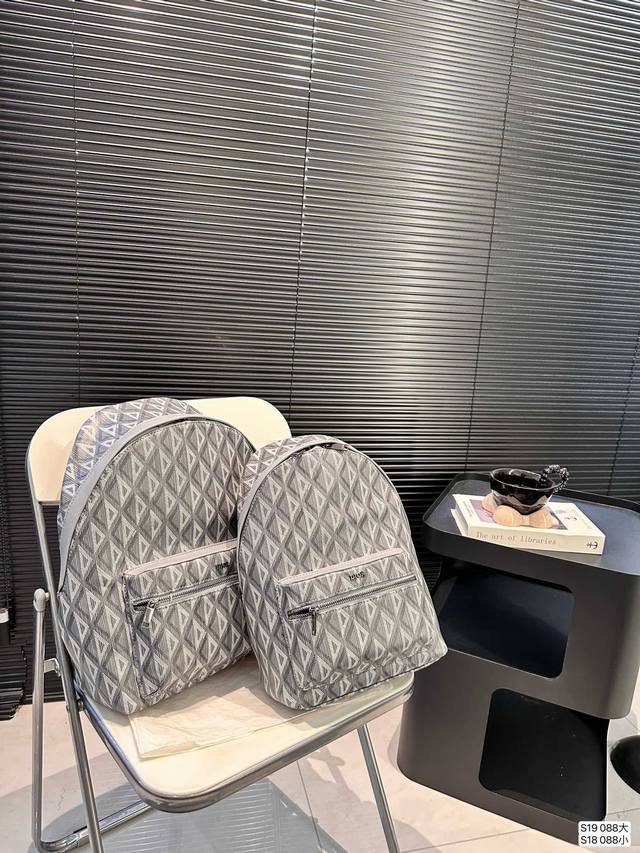 大号 小号 迪奥双肩出货 新款 男女背都好看 作为一只合格的双肩包 一定要好看 舒适 耐造 背包比较大 远途旅行带它准没错 也是学生党的最佳选择 超级实用 再适
