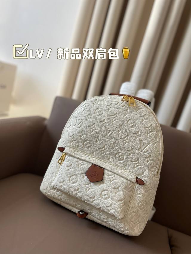 Lv双肩包 百搭到没朋友 就是酷 时尚感超强 辨识度很高 真的巨好看 而且很耐造 自重很轻 容量大 尺寸28*33 Lv双肩包 百搭到没朋友 就是酷 时尚感超强 辨识度很高 真的巨好看 而且很耐造 自重很轻 容量大 尺寸28*33