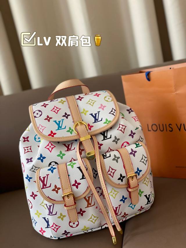 Lv双肩包 百搭到没朋友 就是酷 时尚感超强 辨识度很高 真的巨好看 而且很耐造 自重很轻 容量大 尺寸29*27 Lv双肩包 百搭到没朋友 就是酷 时尚感超强 辨识度很高 真的巨好看 而且很耐造 自重很轻 容量大 尺寸29*27