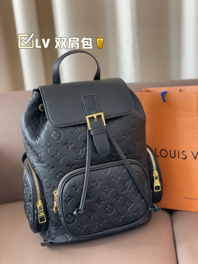 Lv双肩包 百搭到没朋友 就是酷 时尚感超强 辨识度很高 真的巨好看 而且很耐造 自重很轻 容量大 尺寸24*30