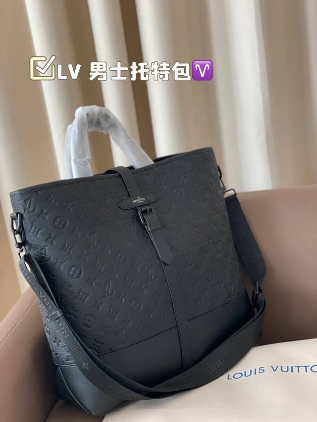 Lv 男士托特包 泰酷辣～ 凹照型神器 潮男必备 皮质好 简约有质感 尺寸42*37