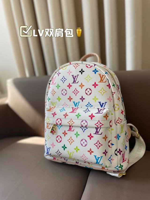 Lv 双肩包 百搭到没朋友 就是酷 时尚感超强 辨识度很高 尺寸27*32 Lv 双肩包 百搭到没朋友 就是酷 时尚感超强 辨识度很高 尺寸27*32