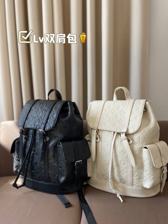 Lv 双肩包 百搭到没朋友 时尚感超强 辨识度很高 容量很大 上身也很帅气 尺寸 33*38