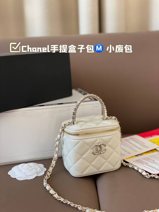 全套包装 Chanel新款手提盒子包 太可爱了 Chanel新款小废包 太可爱了 钻扣设计高级感满满 尺寸 11*10 全套包装 Chanel新款手提盒子包 太可爱了 Chanel新款小废包 太可爱了 钻扣设计高级感满满 尺寸 11*10