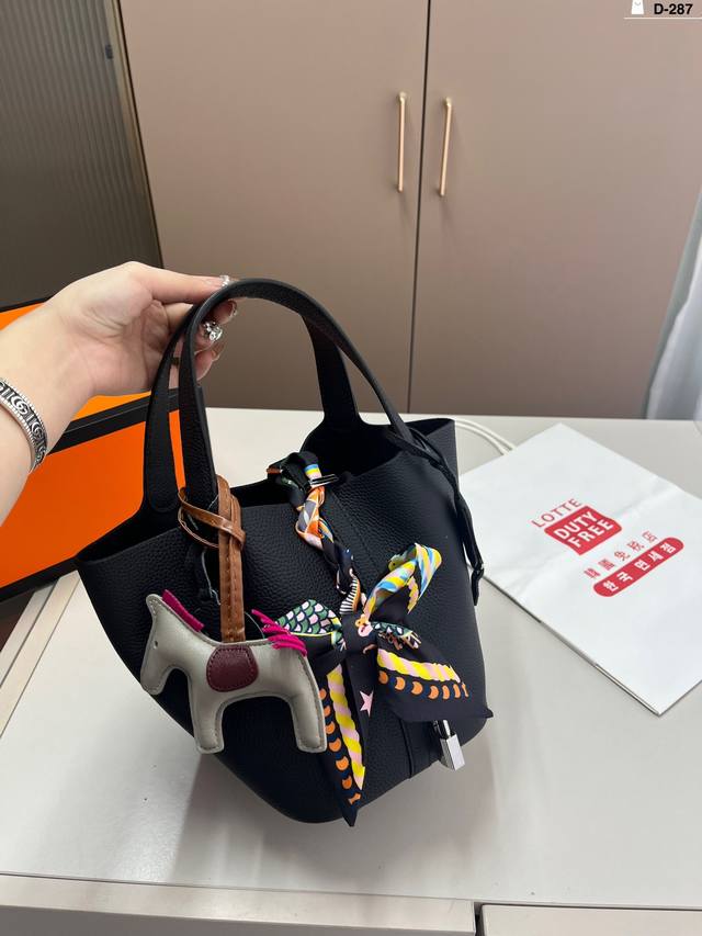 Hermes 爱马仕菜篮子如果出门仅可以带一个包包，那必然是爱马仕菜篮子奢侈品中的经典之作 D-287尺寸20.13.19 折叠盒挂件丝巾