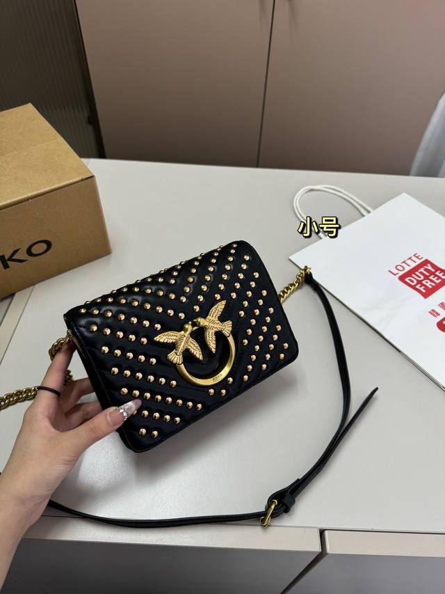 小 Pinko 限量燕子包可甜可盐 是有品味和个性的妹子的最佳选择盛 就会与众不同 随时成为焦点 尺寸25×14 19×11飞机盒 小 Pinko 限量燕子包可甜可盐 是有品味和个性的妹子的最佳选择盛 就会与众不同 随时成为焦点 尺寸25×14 19×11飞机盒