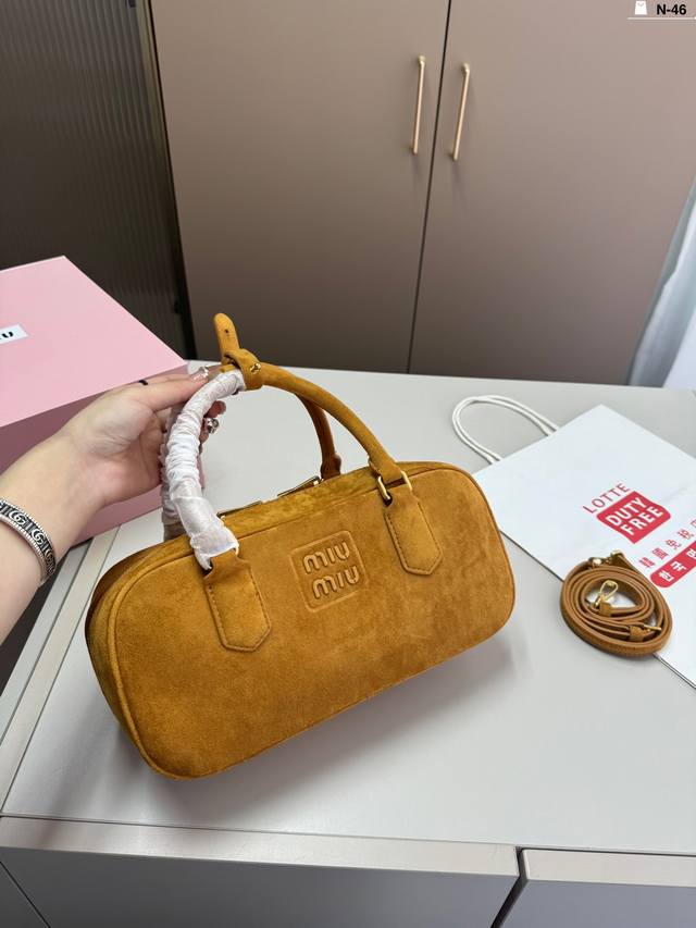 Miumiu麂皮绒保龄球包包 又奶又千金的感觉！ 绝对不是小废包哦容量足足的~~ N-46尺寸28.10.14折叠盒