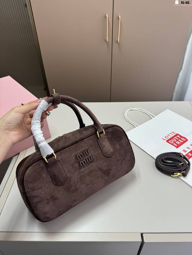 Miumiu麂皮绒保龄球包包 又奶又千金的感觉！ 绝对不是小废包哦容量足足的~~ N-46尺寸28.10.14折叠盒