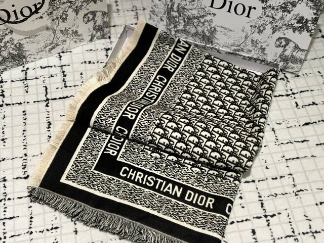 配盒 Dior 新款羊绒围巾 这季的新款羊绒围巾， 真的是用心了呢！ 100%山羊绒的触感真的能感觉到春日阳光般的温暖...