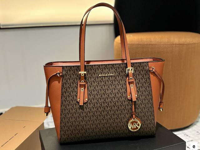 配盒尺寸33.27 Mk Voyager托特包 特别适合宝妈，或者日常通勤，巨能装。可以放下平板，平板电脑，短途旅行可以直接放几套衣服啥的，比较实用。