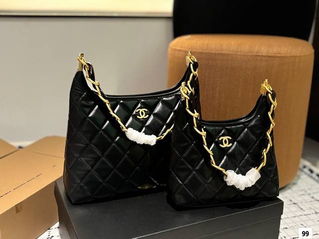 香奈儿腋下包 谁能拒绝一个能装又好看的hobo啊！ 还是羊皮黑金hobo 而且链条也很特别 虽然链条是看起来是很沉的粗链条~ 但整个包身上身没什么重量 属于随手