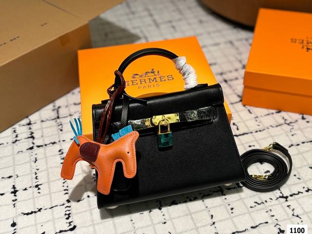 Hermes 爱马仕凯莉包～ H家永恒的经典. 凯莉包好随意搭配，不管怎么穿，随便一背都好看 而且一点都不挑人很显气质 ，原版五金logo，原版定制超有feel