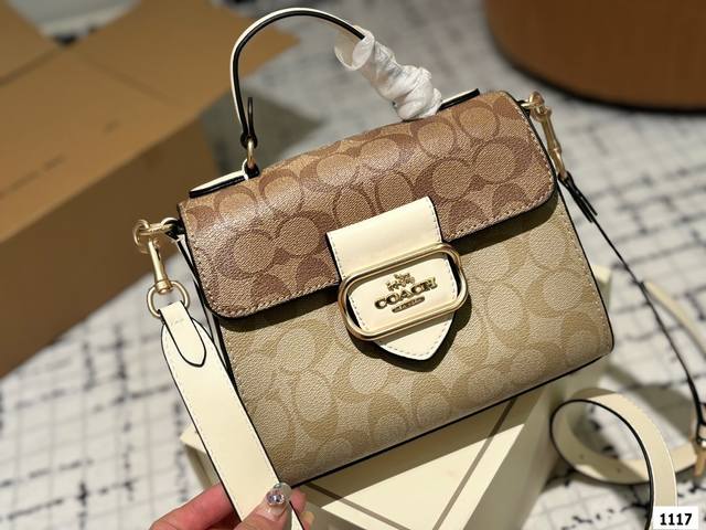 Coach 新品 手提包 Morgan 整个家族偏摩登复古的风格,有一种经典沉稳 大气的感觉又隐约个性的感觉~ 非常精致又高级质感,非常适合秋冬季节搭配风衣和大 Coach 新品 手提包 Morgan 整个家族偏摩登复古的风格,有一种经典沉稳 大气的感觉又隐约个性的感觉~ 非常精致又高级质感,非常适合秋冬季节搭配风衣和大