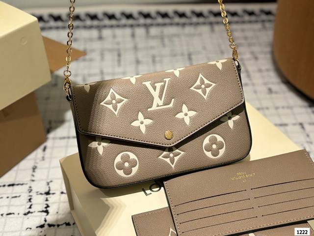 折叠礼盒 Lv Kirigami 三件套手包。买一得三的好事再次发生了，这款三合一信封手包的设计真是大惊喜，、手机、证件、现金、钥匙口红等日常小物都通通能容纳，