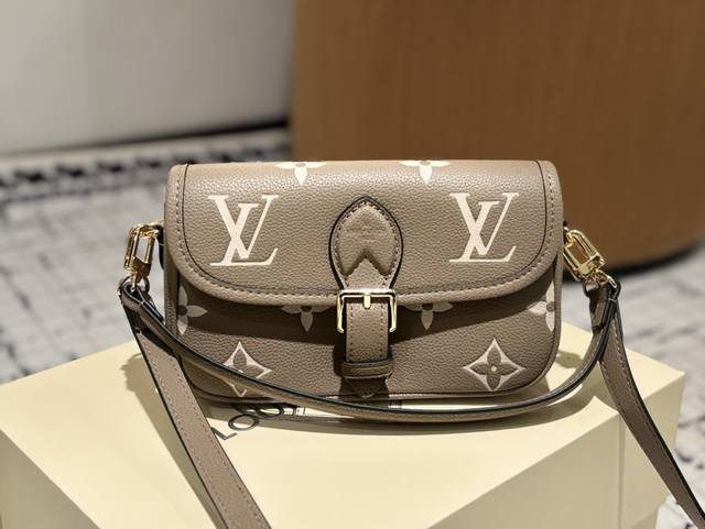 折叠礼盒 Lv 24Ss 限定 法棍包 邮差包 翻盖手袋，网红爆款 这款邮差包真是太有味道了 浓浓的复古风情 的精髓体现的淋漓尽致 挺括明快的线条与丰富的经典设