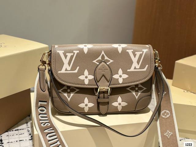 折叠礼盒 Lv 法棍包 邮差包 翻盖手袋，网红爆款 这款邮差包真是太有味道了 浓浓的复古风情 的精髓体现的淋漓尽致 挺括明快的线条与丰富的经典设计细节彰显独特魅