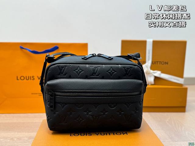 配盒 Lv经典邮差包 日常休闲搭配的理想选择~ 实用又百搭,大大的空间 非常适合放随身物品~ 面料耐磨耐刮蹭~ 尺寸24 17 配盒 Lv经典邮差包 日常休闲搭配的理想选择~ 实用又百搭,大大的空间 非常适合放随身物品~ 面料耐磨耐刮蹭~ 尺寸24 17