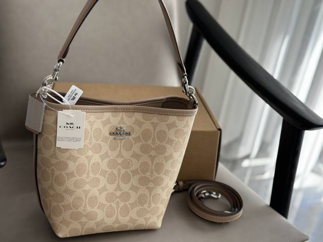 配盒 Size:21 17Cm C家 新款水桶包 蔻驰最新一季的 休闲随性的包型,立体饱满 腋下 斜挎都不成问题 通勤必备 搜索 Coach 水桶 配盒 Size:21 17Cm C家 新款水桶包 蔻驰最新一季的 休闲随性的包型,立体饱满 腋下 斜挎都不成问题 通勤必备 搜索 Coach 水桶