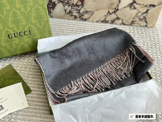 配盒 羊毛围巾 Size：35*180Cm Gg 新款提花双面围巾 双面可用 羊毛手感超级厚实柔软舒服 自带高级气场， 稳稳的“高段位”