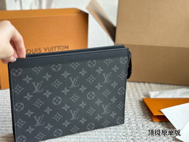 配盒 原单版 Size:25*20Cm L家手包 男女通用哦 Lv大手包 洗漱包 能放手机 平板电脑 原版内里,搭配牛皮! 配盒 原单版 Size:25*20Cm L家手包 男女通用哦 Lv大手包 洗漱包 能放手机 平板电脑 原版内里,搭配牛皮!