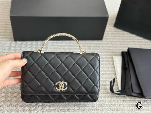 Chanel Woc手提材质为牛皮 小巧精致,上身效果非常好 此款手柄设计老婆非常喜欢。个人认为是 Chanel包里很好看的一款。非常推荐! 尺寸20 13Cm Chanel Woc手提材质为牛皮 小巧精致,上身效果非常好 此款手柄设计老婆非常喜欢。个人认为是 Chanel包里很好看的一款。非常推荐! 尺寸20 13Cm