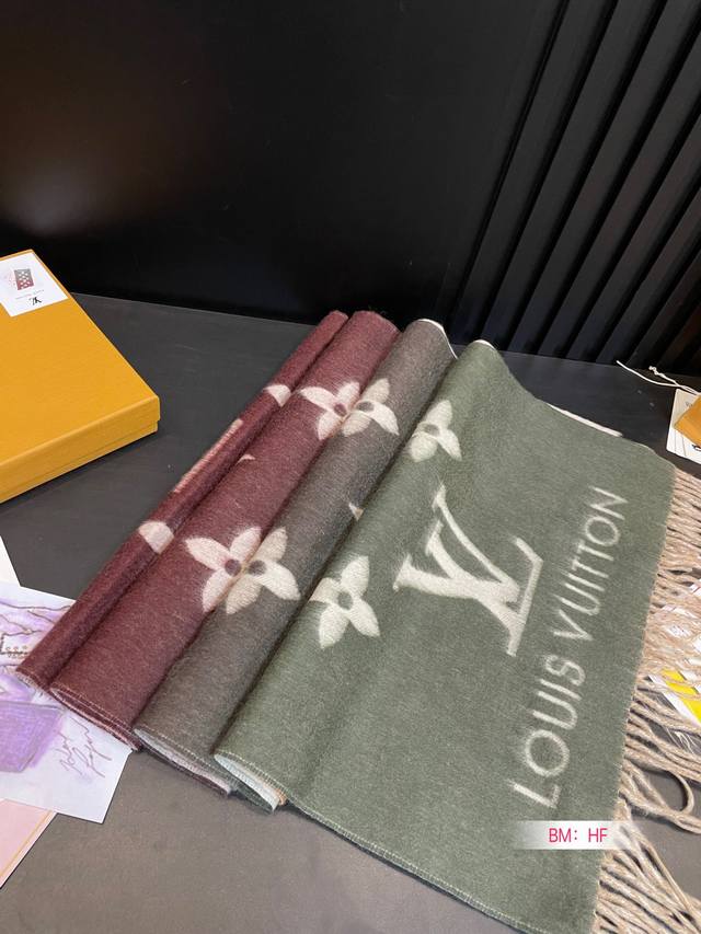 羊绒围巾配盒 Size：190Cm*45Cm Lv 路易威登羊绒围巾 最温柔的配色 上身超级柔软舒服 这么好看的围巾你还不赶紧定吗