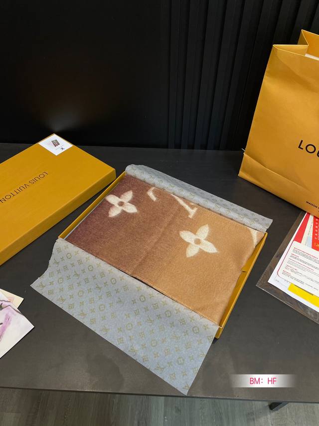 羊绒围巾配盒 Size:190Cm*45Cm Lv 路易威登羊绒围巾 最温柔的配色 上身超级柔软舒服 这么好看的围巾你还不赶紧定吗 羊绒围巾配盒 Size:190Cm*45Cm Lv 路易威登羊绒围巾 最温柔的配色 上身超级柔软舒服 这么好看的围巾你还不赶紧定吗