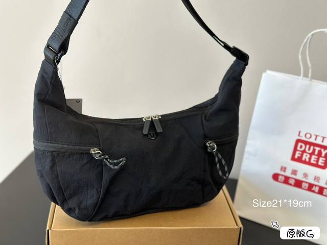 Lululemon 小包包都有货了哦实物很实用,很能装之前炒的异常火爆,现在是入手好时机21*19 Lululemon 小包包都有货了哦实物很实用,很能装之前炒的异常火爆,现在是入手好时机21*19