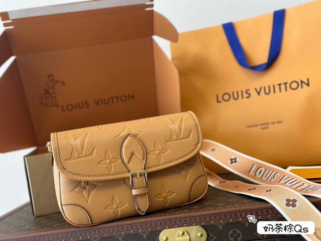 全套包装 早春系列新品 Diane法棍 配有一根皮肩带 可腋下背 一根刺绣肩带 可肩背斜跨 容量日常足够用 尺寸大25Cm