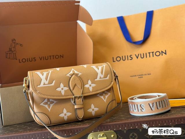 全套包装 早春系列新品 Diane法棍 配有一根皮肩带 可腋下背 一根刺绣肩带 可肩背斜跨 容量日常足够用 尺寸大25Cm