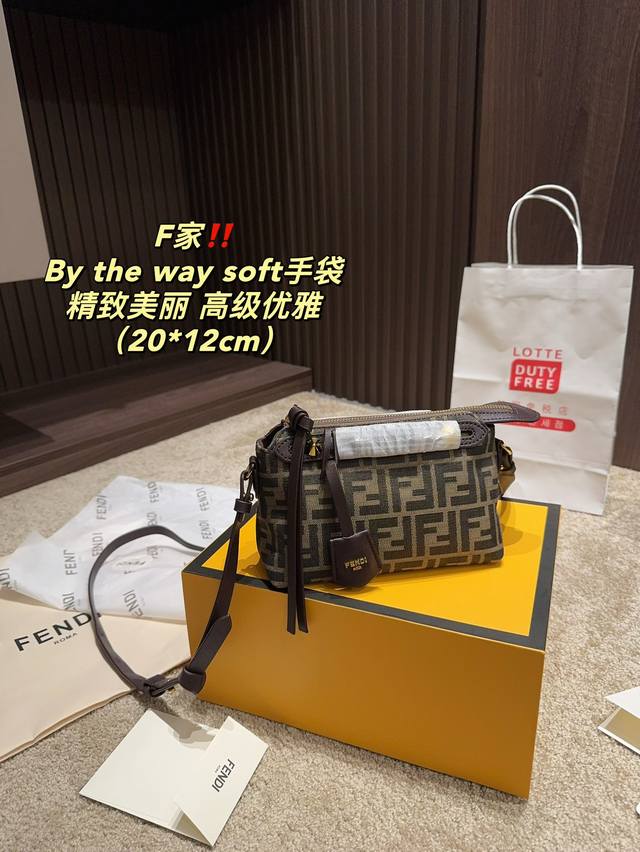 配折叠盒尺寸20.12 芬迪 Fendi By The Way Soft手袋 秋冬时装秀中经过升级改良，呈现柔软轻盈外观。提花布料材质，饰有标志性棕色ff图案。