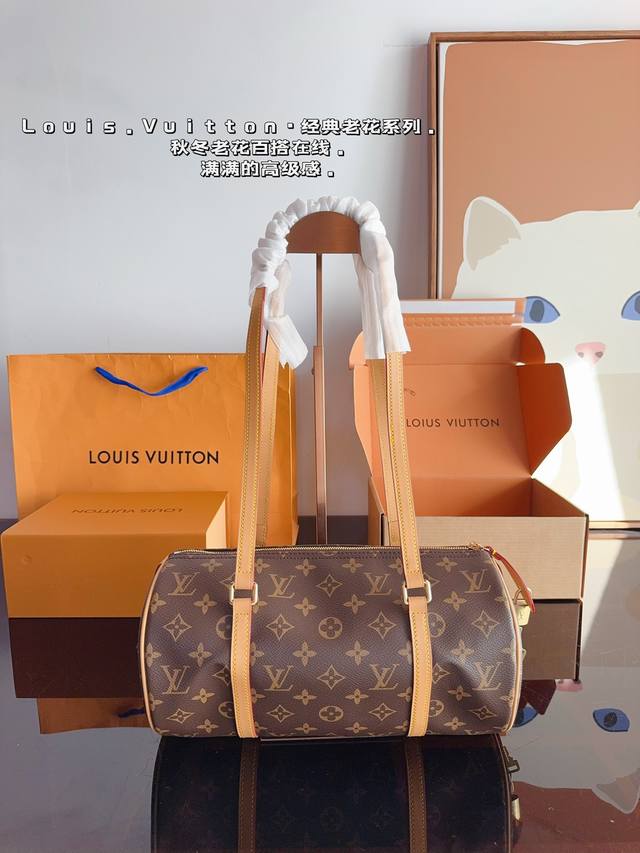 配礼盒 Lv圆筒包 满满的专柜味道 Lv圆筒包néonoé选用柔软的monogram老花面料 并搭配装饰 细节完美对花 原版五金全部带logo 可肩带设计便于打