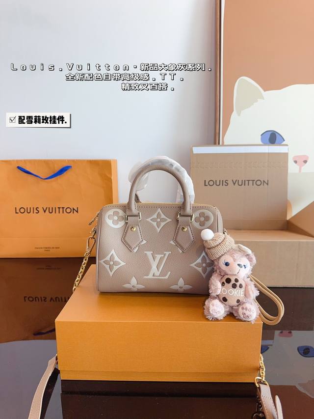 配礼盒. Lv Speedy Nano枕头包 这款retiro 手袋以标志性的lv老花面料制成，搭配奢华的变色牛皮饰边，经典永恒。优雅低调的外形设计和宽敞的包