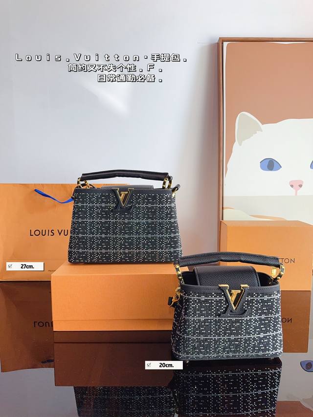 配礼盒 Lv Capucines Bb 手提包 今年最多明星街拍的lv包包你能想到哪些款式呢？恐怕大多女性都会把目光锁定到柔软的荔枝纹taurillon系列吧，