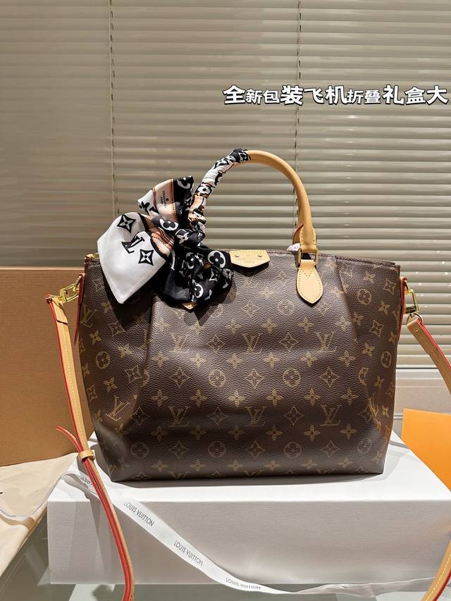 专柜对版包装 牛皮 饺子包～Lv 款号 这款retiro 手袋以标志性的lv老花面料制成，搭配奢华的黄皮饰边，经典永恒。优雅低调的外形设计和宽敞的包身更加入了实