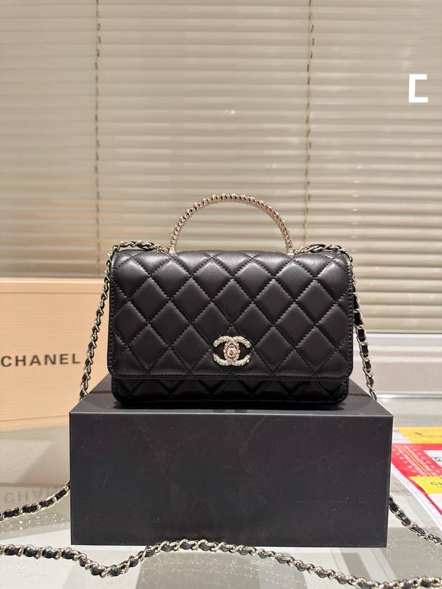 Chanel全色系woca 哪个女孩扛得住 如彩虹般绚烂的色彩简直太抓人眼球啦~从柔美的粉色 到高级的黑白调每- -种色彩都演绎着不同的风格与情调啦尚小巧精致的