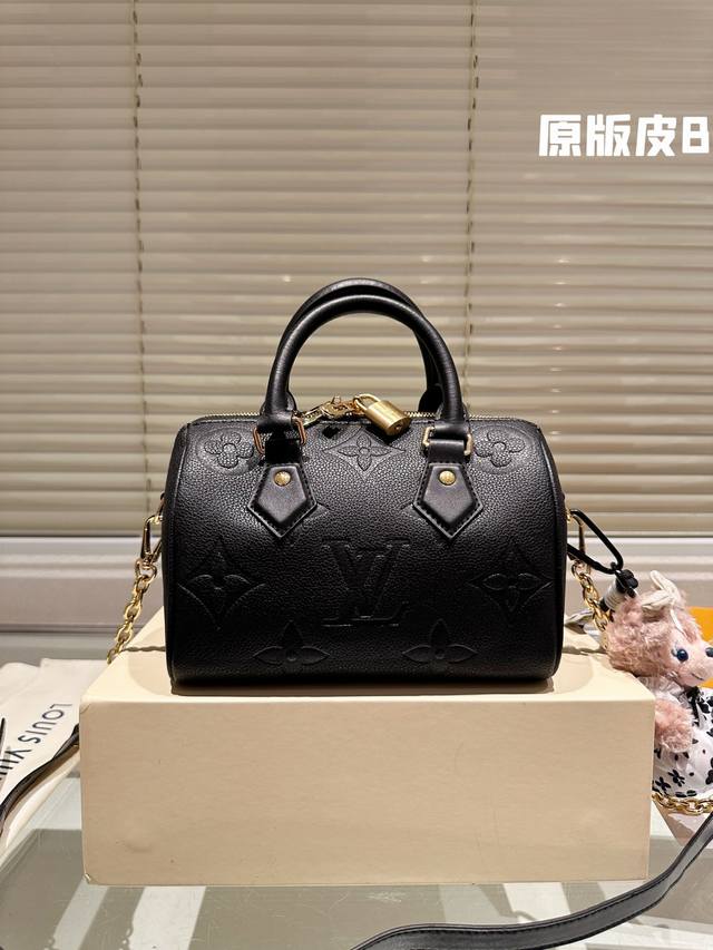 牛皮 全钢五金 配挂件 Lv Speedy 20Cm枕头包 无论版型 内里和专柜毫无差别 真正原版复刻 内里可拆卸 火遍全球的爆款机场大包 机车女神包 明星同款