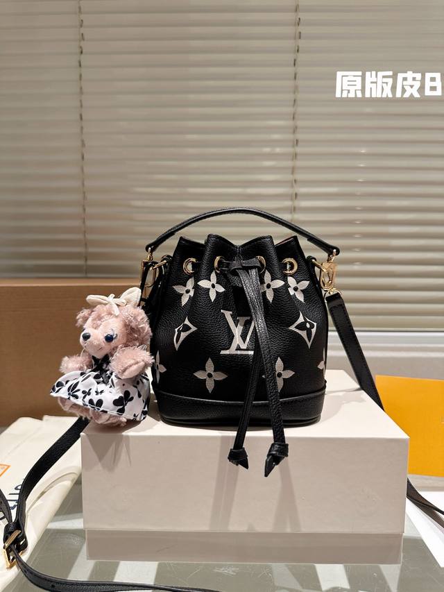 牛皮 全钢五金 配挂件 Lv水桶这颗真的太太太太可爱了！ 现在的小废包越来越香了￠ 肩带不会很长 可调节 手拎斜挎都 可 超级百搭～ 尺寸13 16Cm