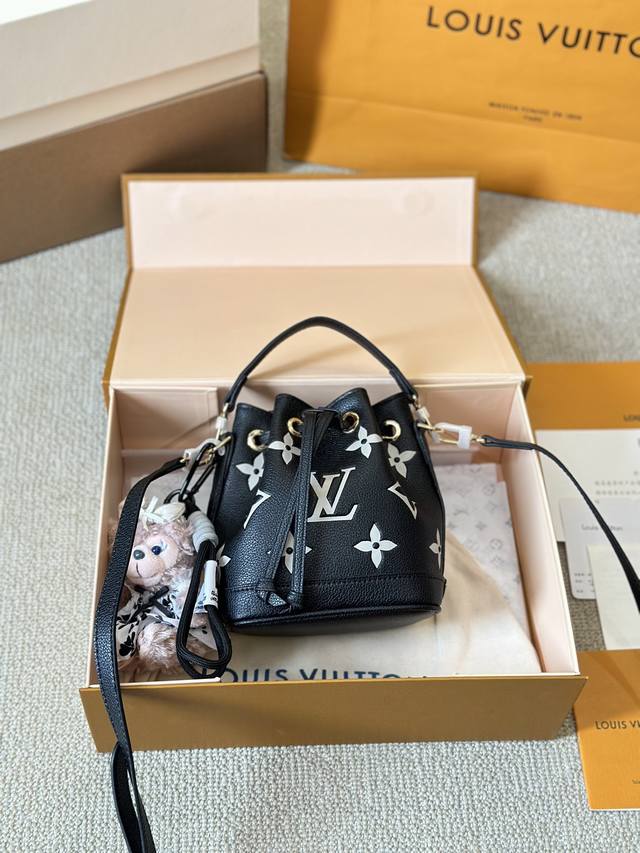 牛皮 全钢五金 配挂件 这颗真的太太太太可爱了！ 现在的小废包越来越香了￠ 肩带不会很长 可调节 手拎斜挎都 可 超级百搭～ 尺寸13 16Cm